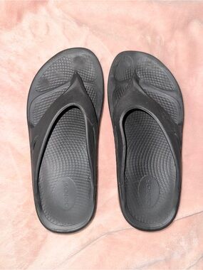 OOFOS Black Women's Flip Flop Sandals
